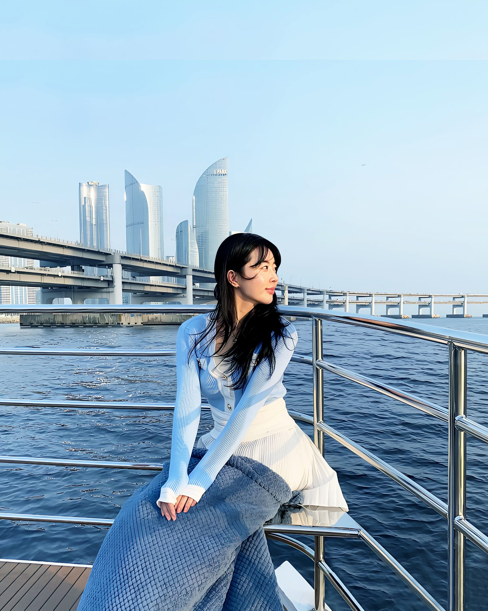 日落時分海上的遊船