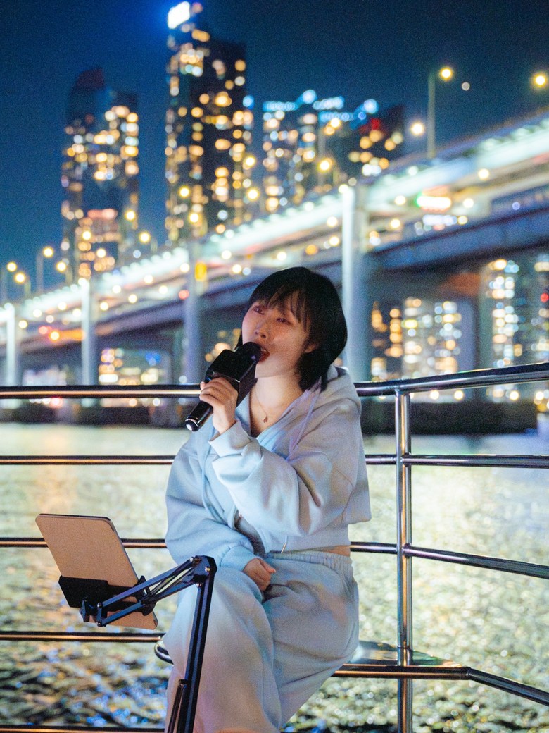 站在Marine City夜景前的旅客