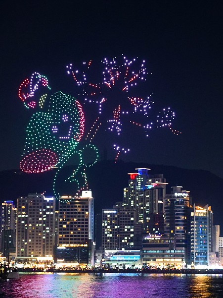 無人機秀與煙火同時綻放的夜空