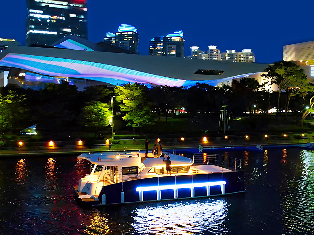 駛過廣安大橋和Marine City夜景前的夜間遊船