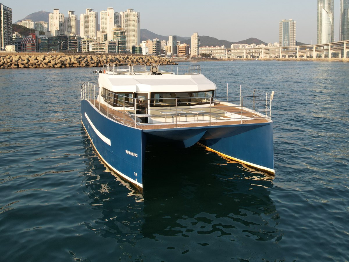 以Marine City為背景白天航行的River 49