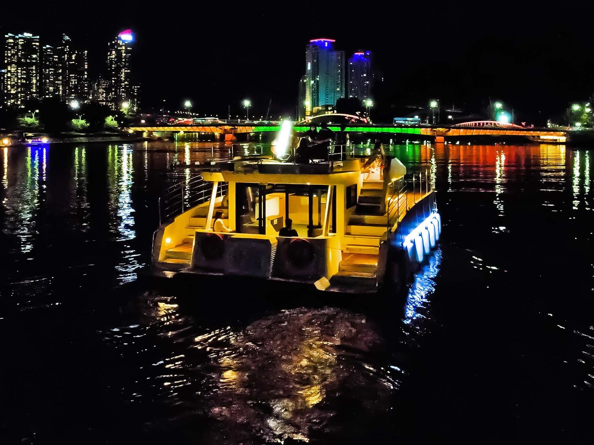 夜晚點亮燈光、在水營江上航行的River 49