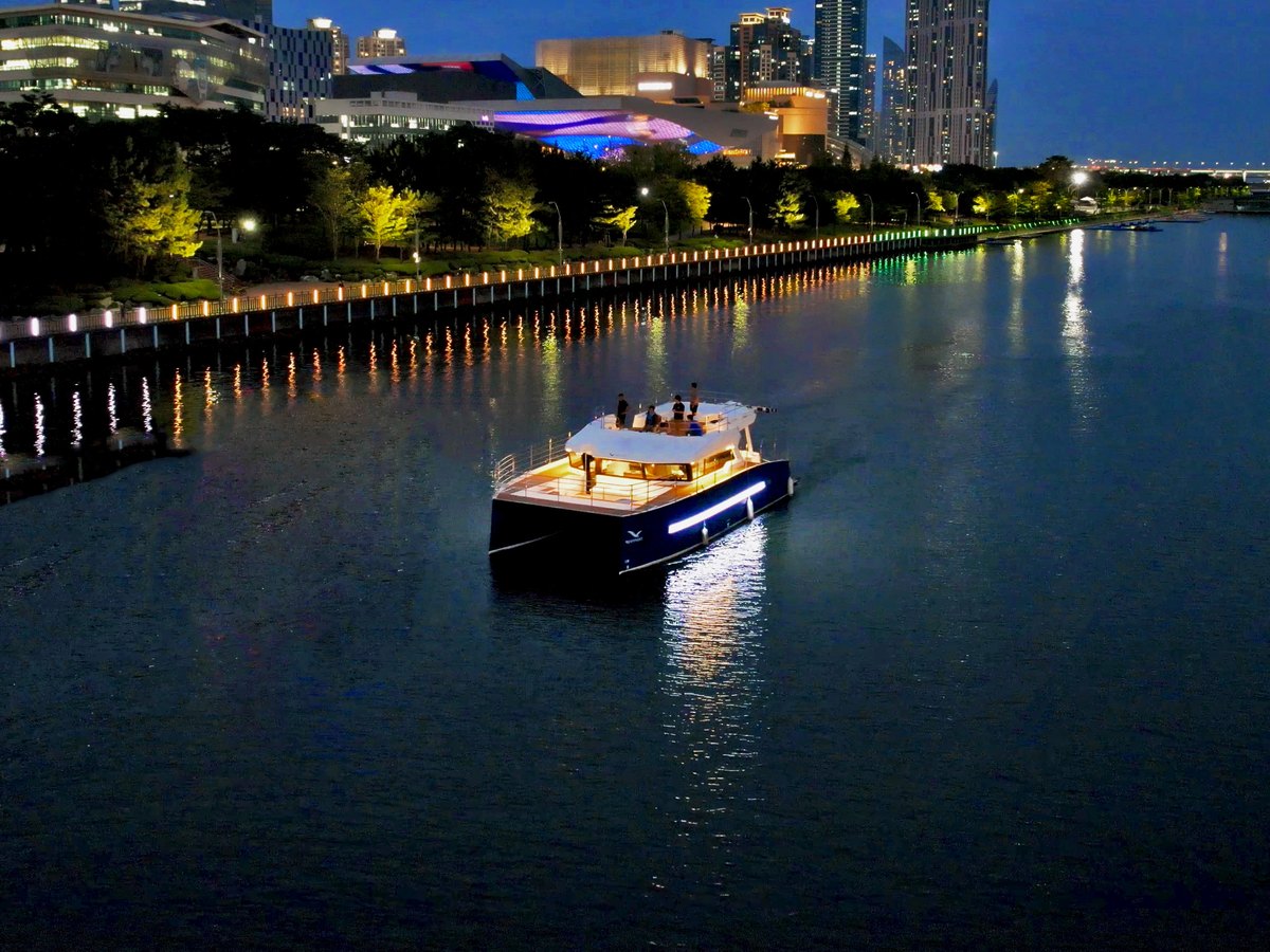 黃昏時分水營江上的River 49