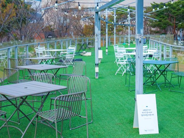 可俯瞰Naru公園的售票處屋頂露台座位