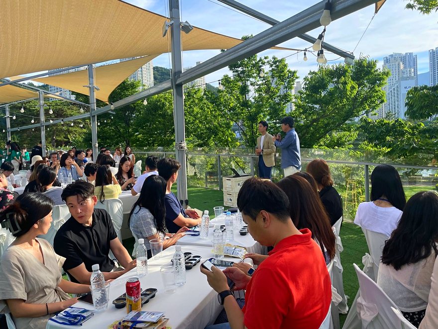 遮陽棚下擺著桌子的屋頂露台座位