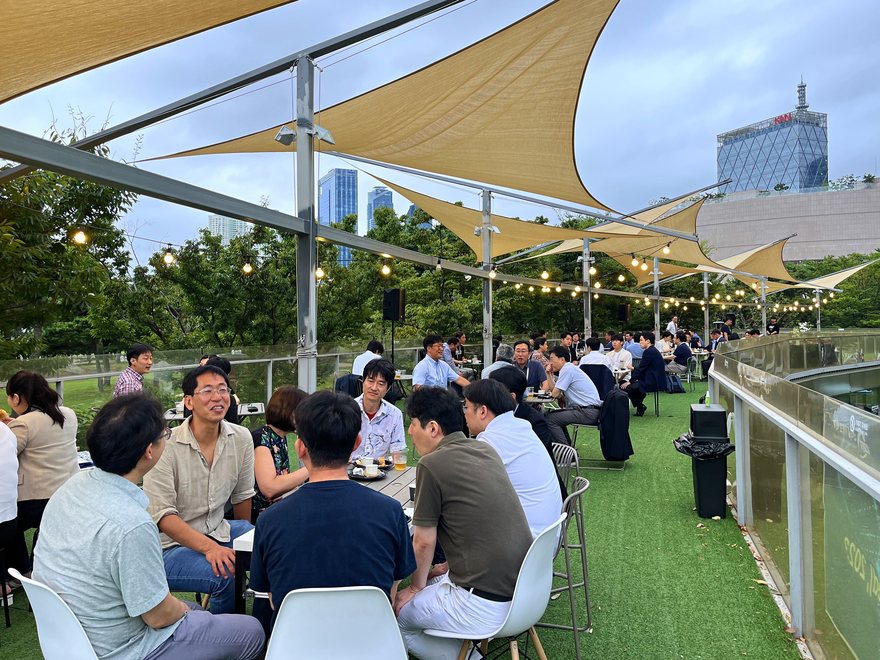 在屋頂露台舉行的團體活動