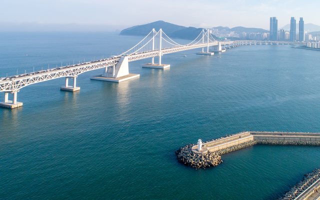橫跨海面的廣安大橋