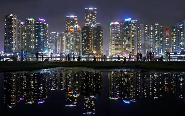 燈火通明的Marine City高樓
