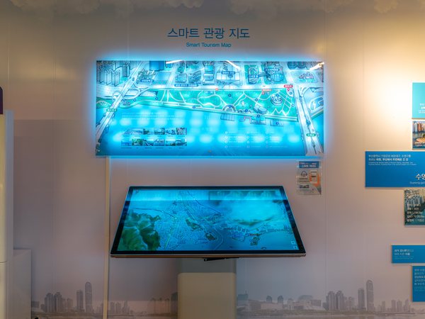 在大螢幕上查看的智慧旅遊地圖