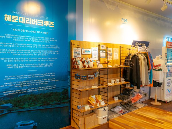 與品牌牆一起陳列的周邊商品