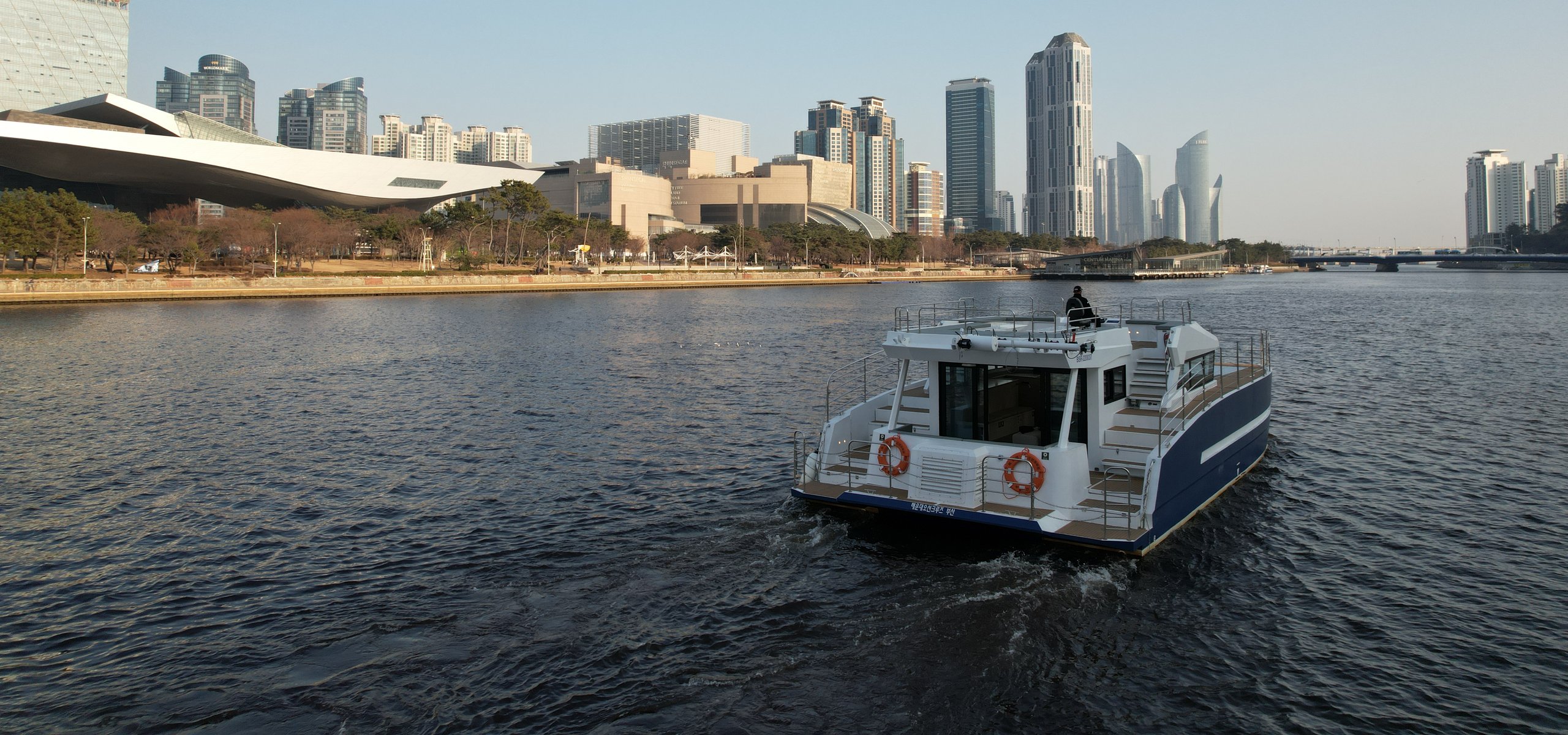 晴天航行在釜山大海上的海雲台River Cruise遊船