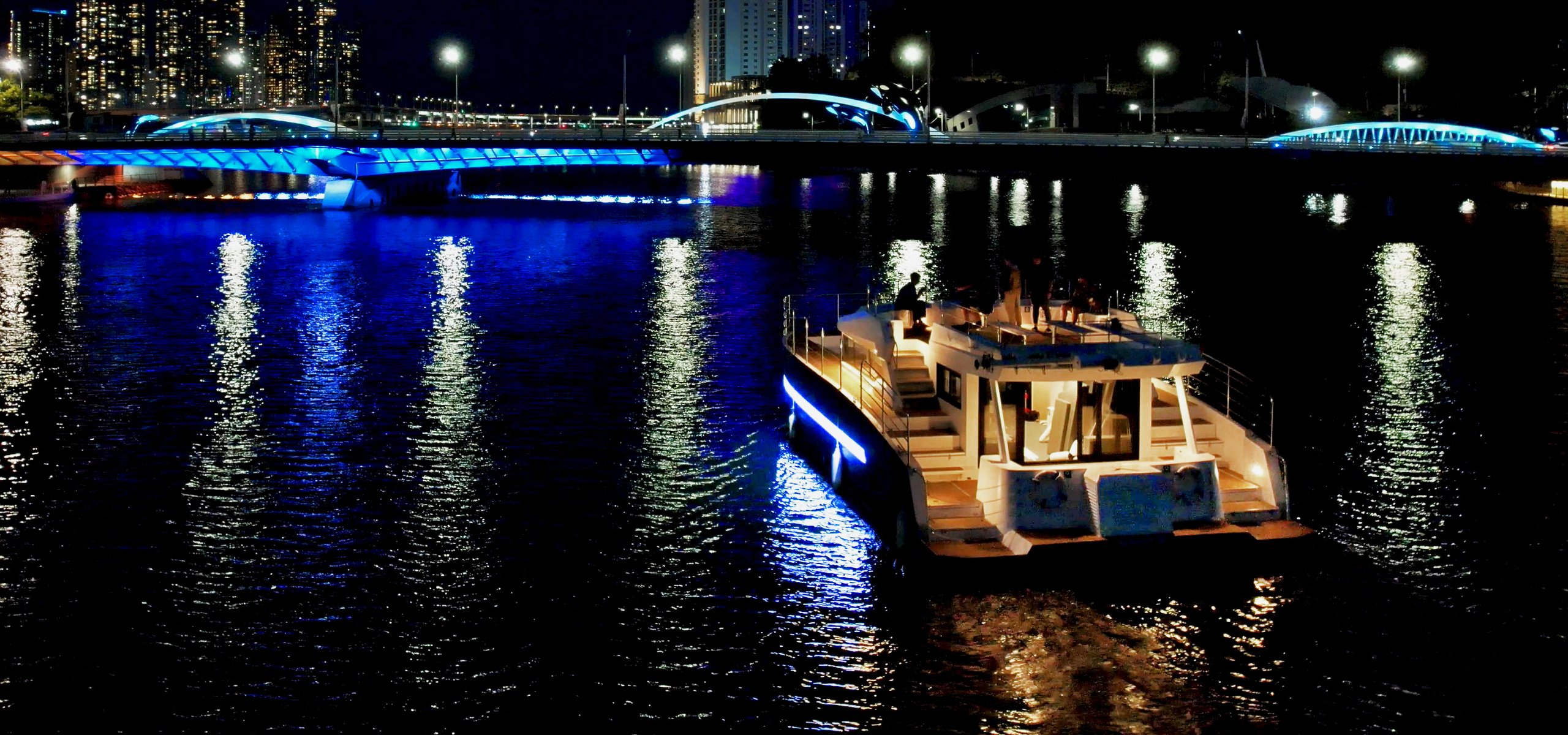 以釜山夜海為背景、燈火通明的遊船