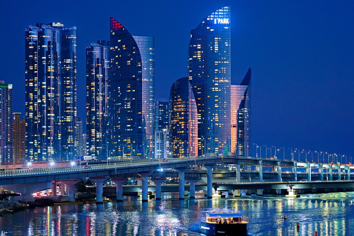 駛過Marine City夜景前的夜間遊船