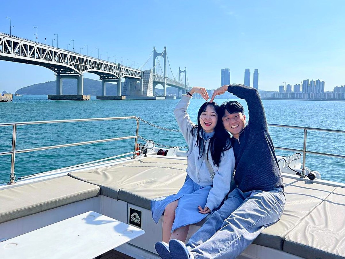 以廣安大橋為背景拍紀念照的旅客