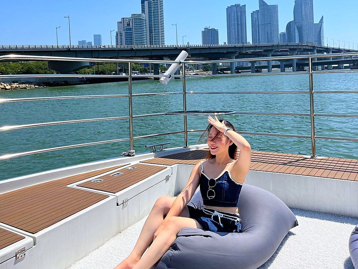 靠在懶骨頭上眺望大海的旅客