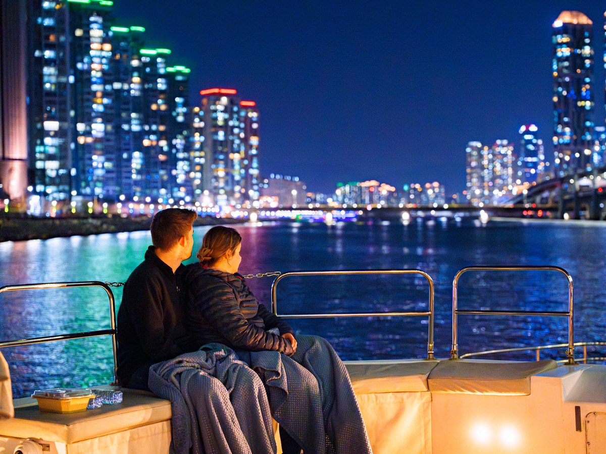 眺望Marine City夜景的情侶