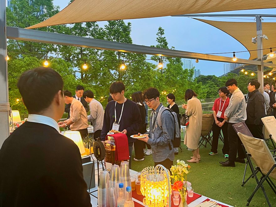 點亮燈光的2樓戶外屋頂露台活動