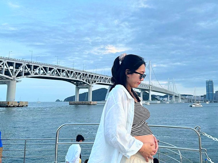 以廣安大橋為背景站在甲板上的旅客