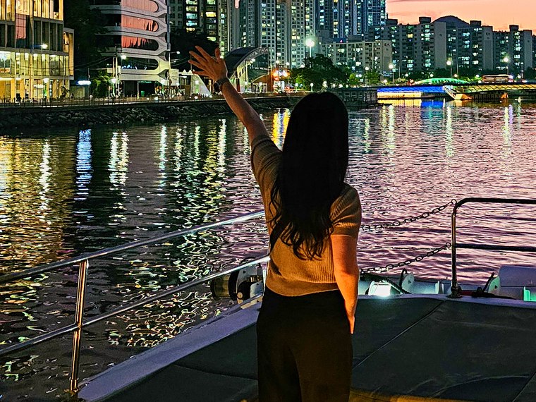 站在晚霞甲板上的旅客