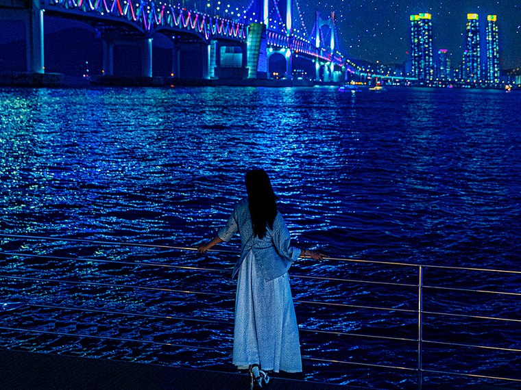 在夜海上觀賞無人機秀的旅客