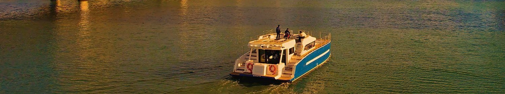 日落時分駛過廣安大橋前的海雲台River Cruise