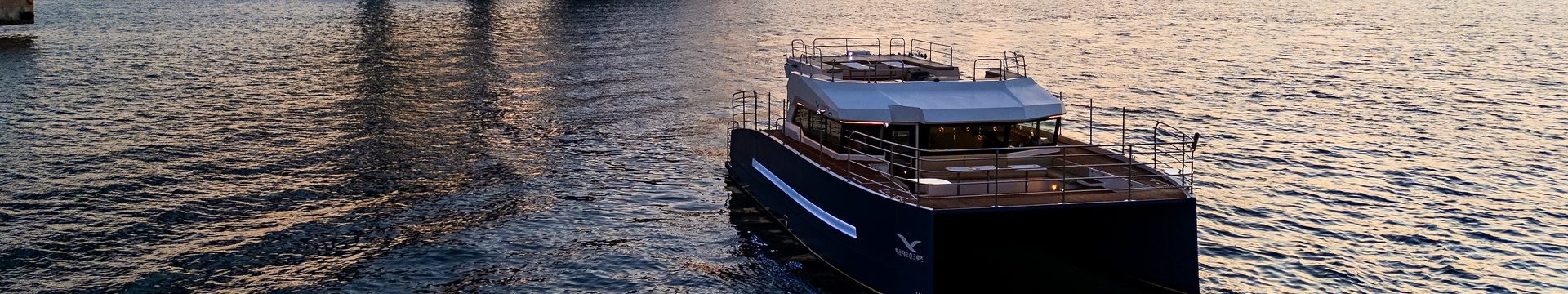 日落時分駛過廣安大橋前的海雲台River Cruise